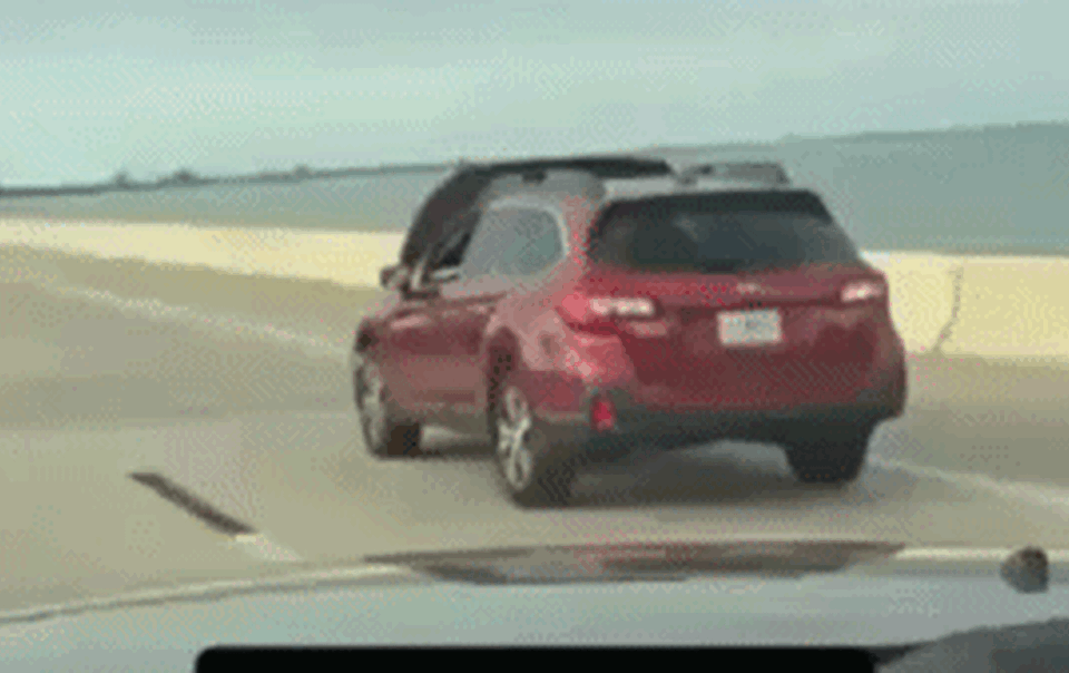 nap-capo-bat-tung-che-kin-kinh-lai,-tai-xe-van-diem-nhien-chay-xe-qua-cau