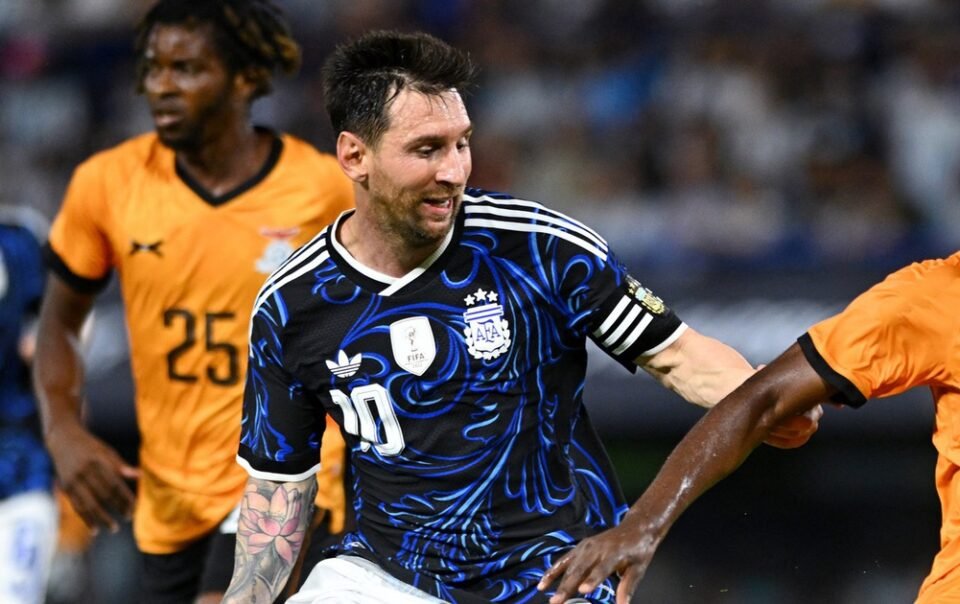 hlv-scaloni:-‘messi-se-dat-cot-moc-1.000-ban-thang-truoc-khi-giai-nghe’