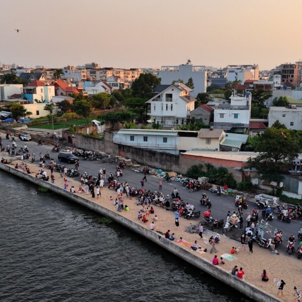 'bai-bien'-thu-nho-giua-cong-trinh-dang-do-thu-hut-nguoi-dan-tphcm