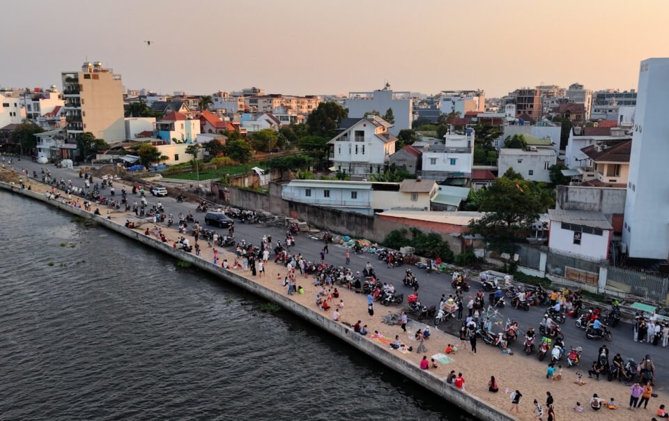 'bai-bien'-thu-nho-giua-cong-trinh-dang-do-thu-hut-nguoi-dan-tphcm