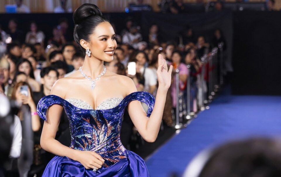 nha-thiet-ke-viet-may-dam-cho-hoa-hau-the-gioi-opal-suchata-la-ai?