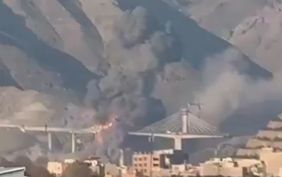 ong-trump-dang-video-‘cay-cau-lon-nhat-o-iran-sup-do’