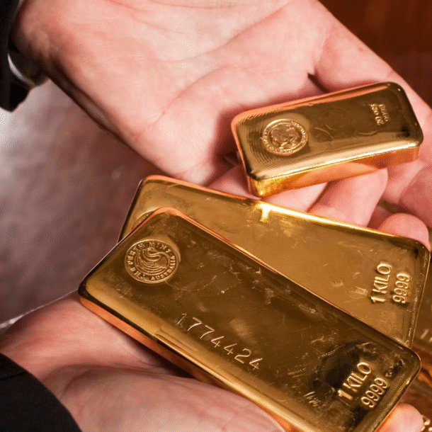 su-that-phia-sau-cu-sap-cua-vang-giua-con-bao-bat-on