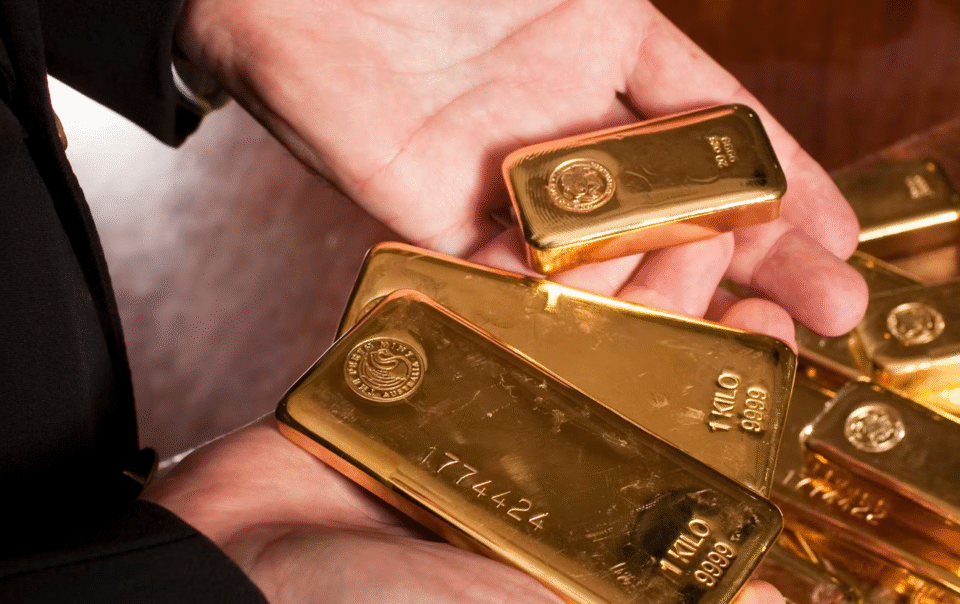 su-that-phia-sau-cu-sap-cua-vang-giua-con-bao-bat-on