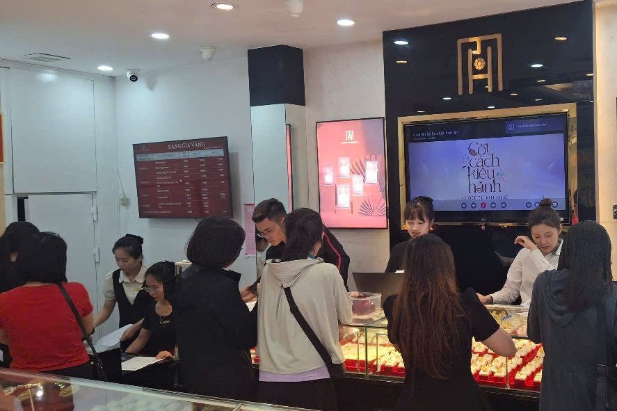 dien-bien-khac-thuong-cua-gia-vang-trong-nuoc,-tiem-vang-xuat-hien-canh-la-lung