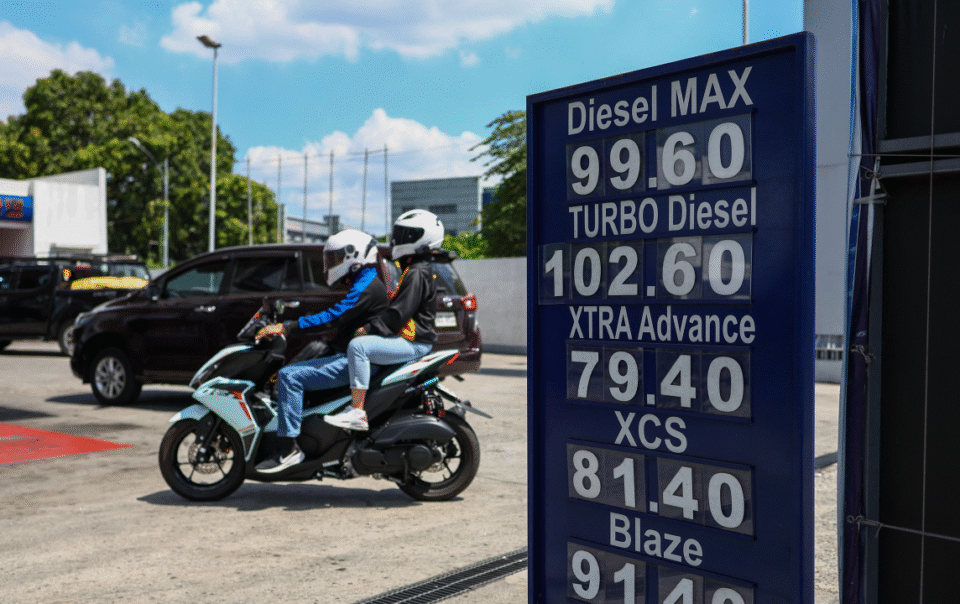 tau-mang-co-philippines-‘duoc-iran-cho-phep’-di-qua-eo-bien-hormuz