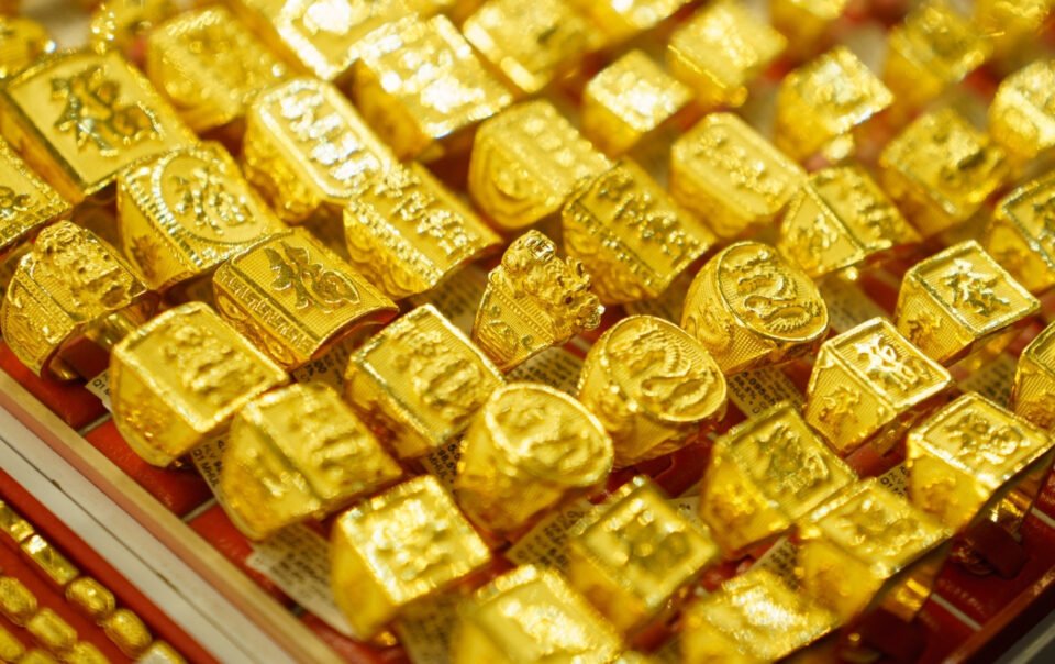 gia-vang-the-gioi-roi-thang-dung,-giam-hon-160-usd/ounce