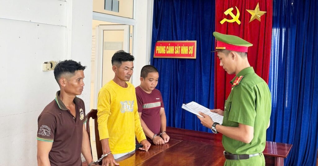 Ảnh hiện tại: danh-nguoi-vi-cho-rang-bop-coi-xe-lam-dan-trau-hoang-so,-3-nguoi-bi-bat-giam