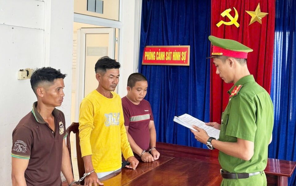 danh-nguoi-vi-cho-rang-bop-coi-xe-lam-dan-trau-hoang-so,-3-nguoi-bi-bat-giam