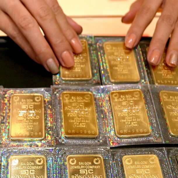 ong-trump-tuyen-bo-se-‘giang-don-cuc-manh-vao-iran’,-gia-vang-giam-manh