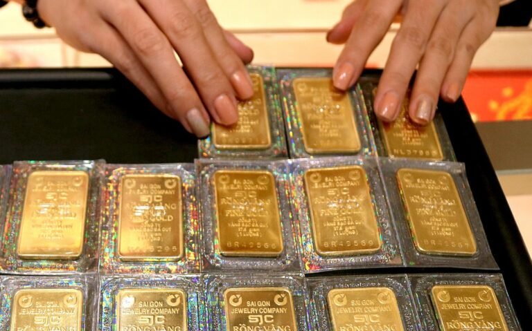 ong-trump-tuyen-bo-se-‘giang-don-cuc-manh-vao-iran’,-gia-vang-giam-manh