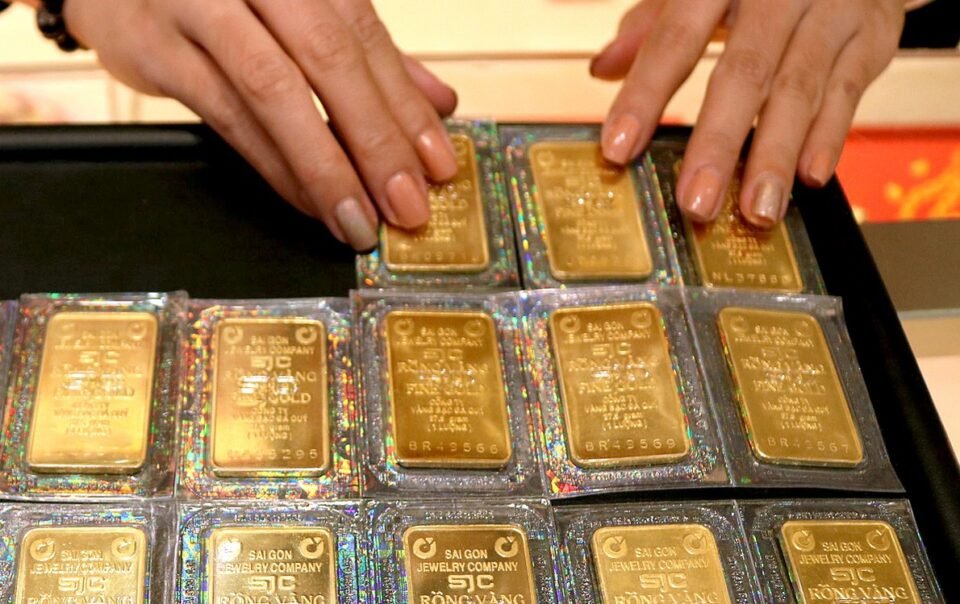 ong-trump-tuyen-bo-se-‘giang-don-cuc-manh-vao-iran’,-gia-vang-giam-manh