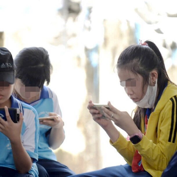 he-luy-kho-luong-khi-tre-em-me-dien-thoai