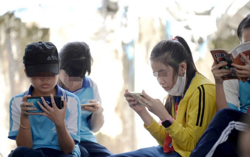 he-luy-kho-luong-khi-tre-em-me-dien-thoai