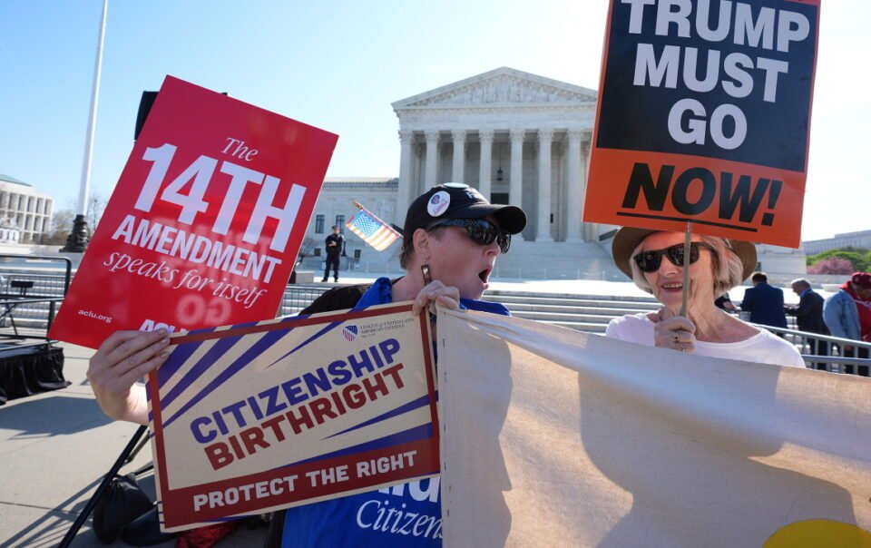 nghich-ly-trong-cuoc-chien-xoa-luat-‘sinh-o-my-la-cong-dan-my’