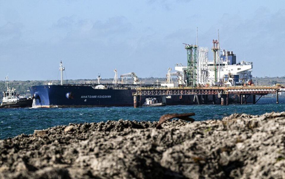 matxcova-khang-dinh-khong-bo-mac-cuba,-chuan-bi-gui-tau-dau-thu-hai