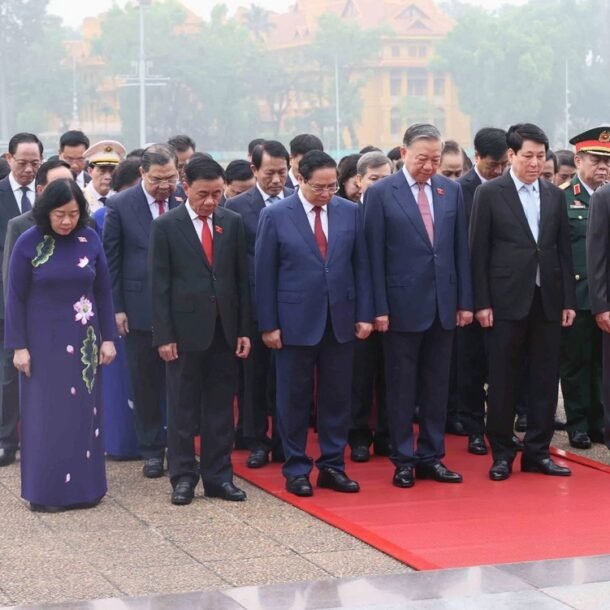 lanh-dao-dang,-nha-nuoc,-dai-bieu-quoc-hoi-vao-lang-vieng-chu-tich-ho-chi-minh