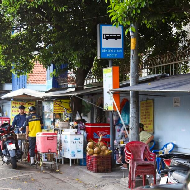 nhieu-via-he-den-tram-xe-buyt-tai-tp.hcm-bi-lan-chiem,-nha-cho,-diem-dung-thanh-noi-bo-rac,-dau-xe