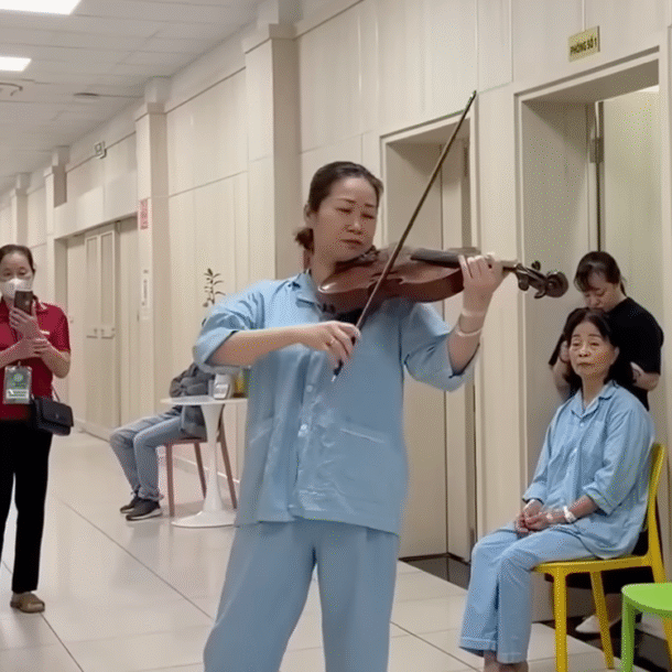 benh-nhan-‘dac-biet’-keo-viola-giua-hanh-lang-benh-vien-thu-hut-trieu-luot-xem