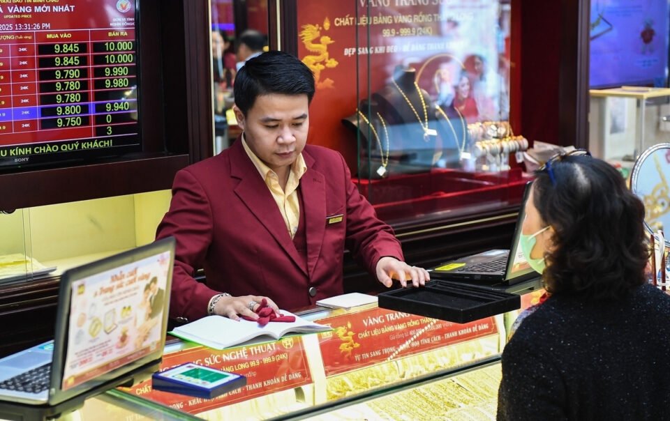 gia-vang-hom-nay-4/4/2026:-sjc-tang-500-nghin-dong/luong-chieu-mua-vao