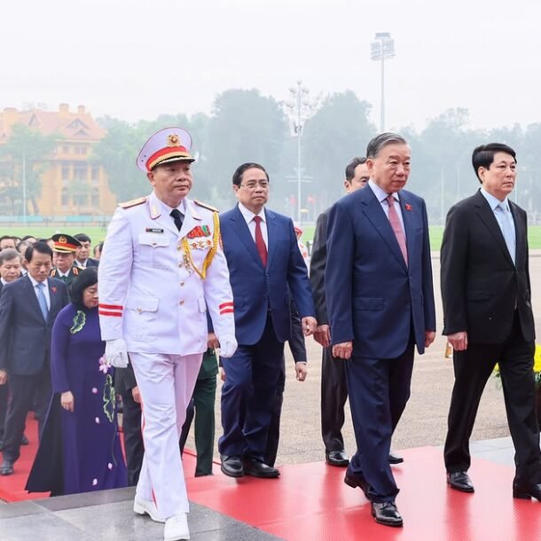 lanh-dao-dang,-nha-nuoc,-dai-bieu-quoc-hoi-vao-lang-vieng-chu-tich-ho-chi-minh