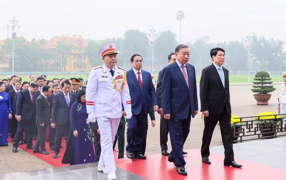 lanh-dao-dang,-nha-nuoc,-dai-bieu-quoc-hoi-vao-lang-vieng-chu-tich-ho-chi-minh