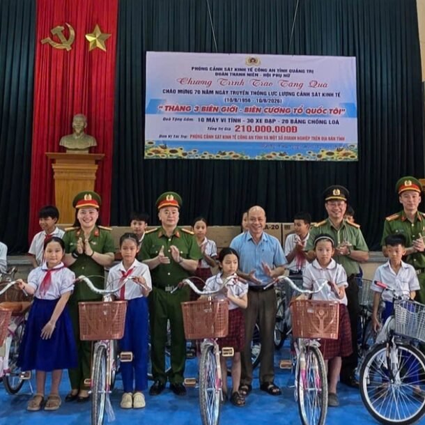 trao-tang-xe-dap,-may-tinh-cho-hoc-sinh-vung-bien-gioi-quang-tri