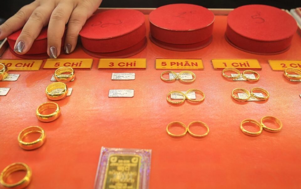gia-vang-hom-nay-74.2026:-trong-nuoc-giam-nhe-du-the-gioi-di-len