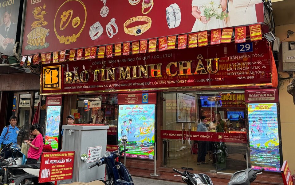 gia-vang-giam,-tiem-vang-vang-khach,-bao-tin-minh-chau-cho-mua-10-chi-cam-ve