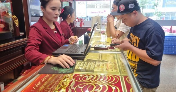 gi&aacute;-v&agrave;ng-bao-t&iacute;n-minh-ch&acirc;u-giam-1,4-trieu,-duoc-mua-toi-da-10-luong/kh&aacute;ch