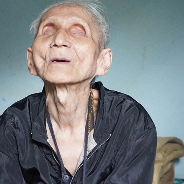 cu-ong-mu-loa-song-vat-va-mot-minh