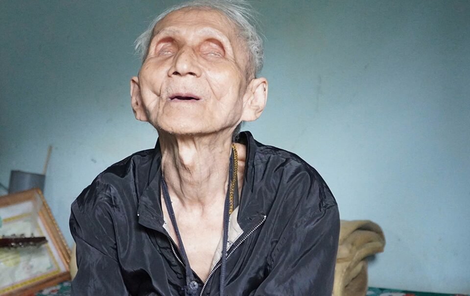 cu-ong-mu-loa-song-vat-va-mot-minh