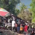 xe-khach-lao-xuong-vuc-o-mui-ne,-it-nhat-4-nguoi-tu-vong