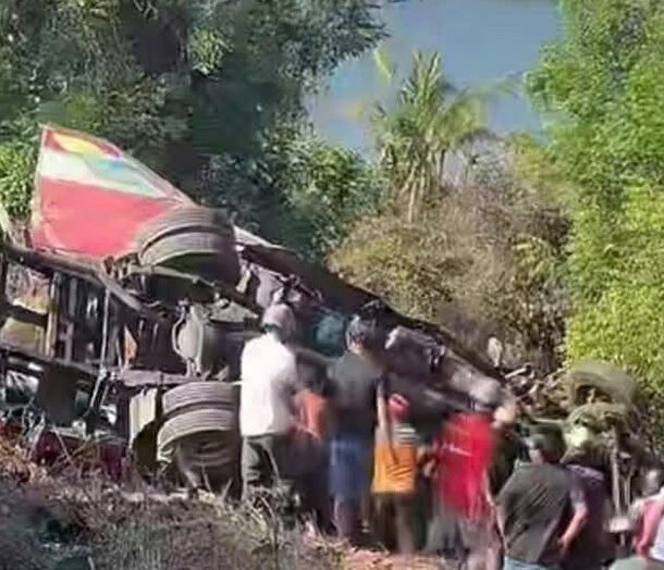 xe-khach-lao-xuong-vuc-o-mui-ne,-it-nhat-4-nguoi-tu-vong