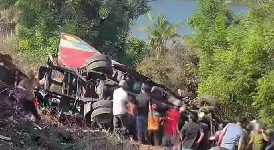 xe-khach-lao-xuong-vuc-o-mui-ne,-it-nhat-4-nguoi-tu-vong