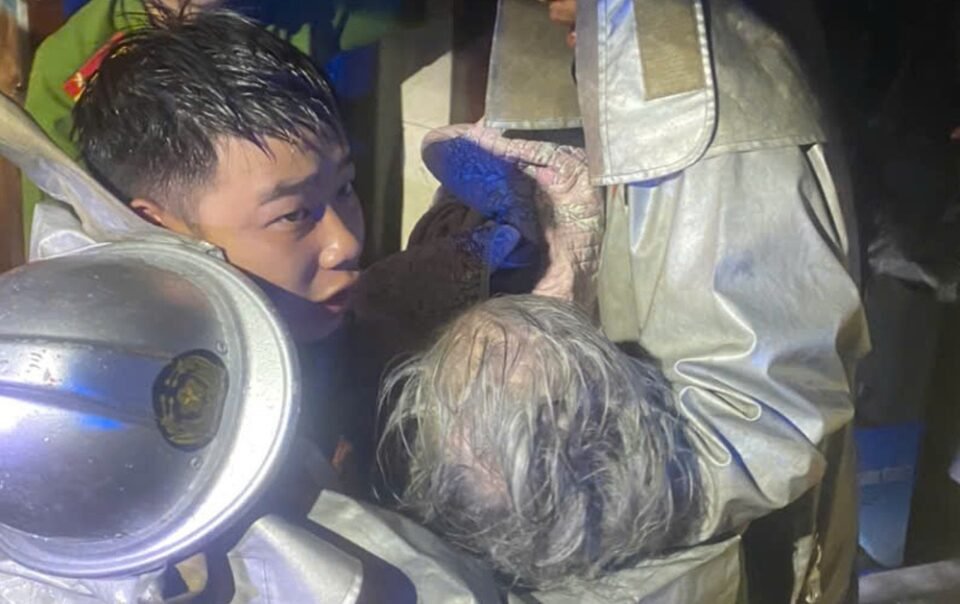 cuu-2-nguoi-mac-ket-trong-dam-chay-nha-dan-luc-rang-sang