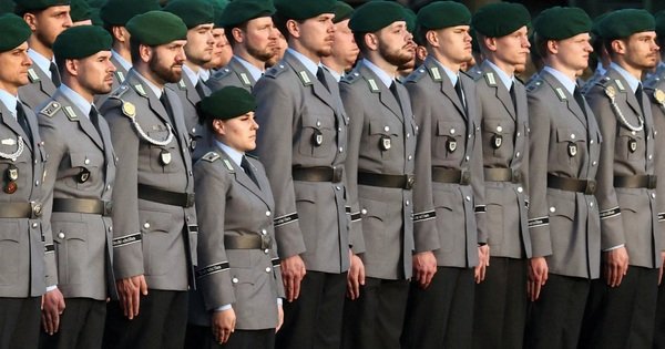 duc-l&agrave;m-r&otilde;-quy-dinh-di-nuoc-ngo&agrave;i-doi-voi-nam-gioi-do-tuoi-chien-dau