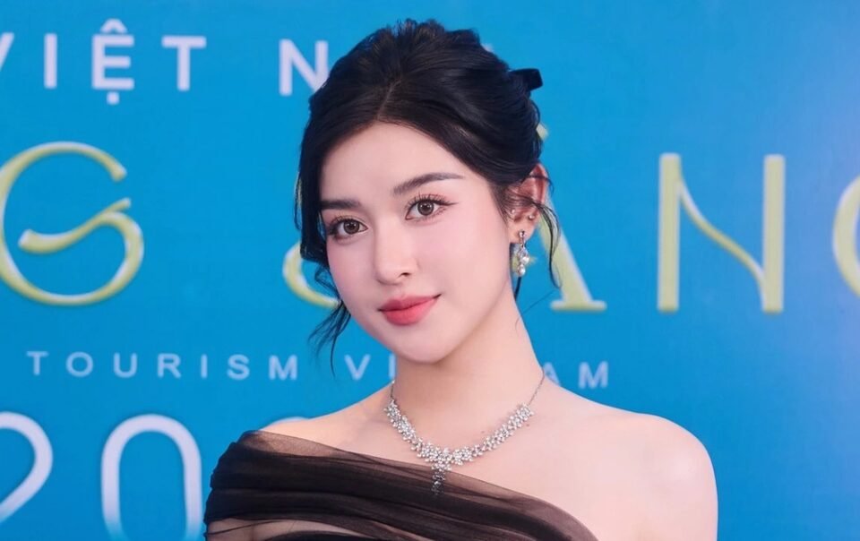 a-hau-huyen-my-len-tieng-giua-on-ao-thanh-ly-do-hieu