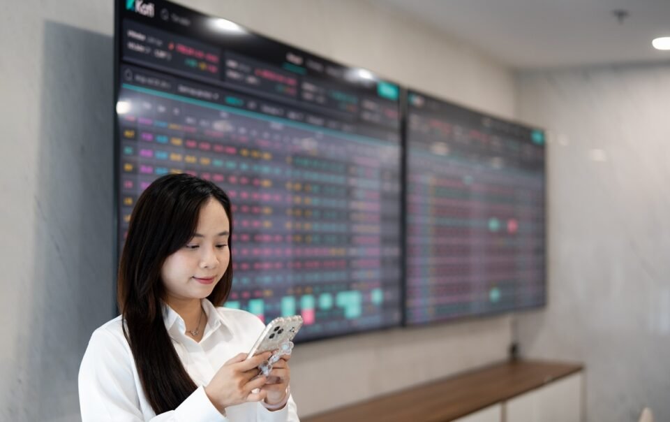 ftse-russell:-viet-nam-vuot-ra-soat-nang-hang,-nhieu-co-phieu-se-vao-chi-so-toan-cau