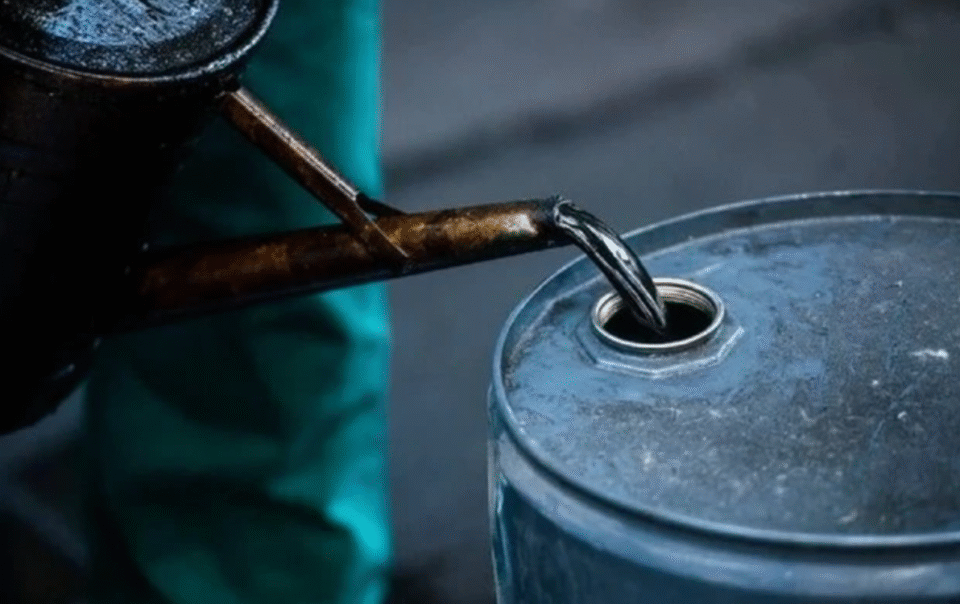 doc-nhanh-8-4:-gia-dau-sut-rat-manh,-vang-bac-‘bay-phap-phoi’,-chung-khoan-ra-sao?