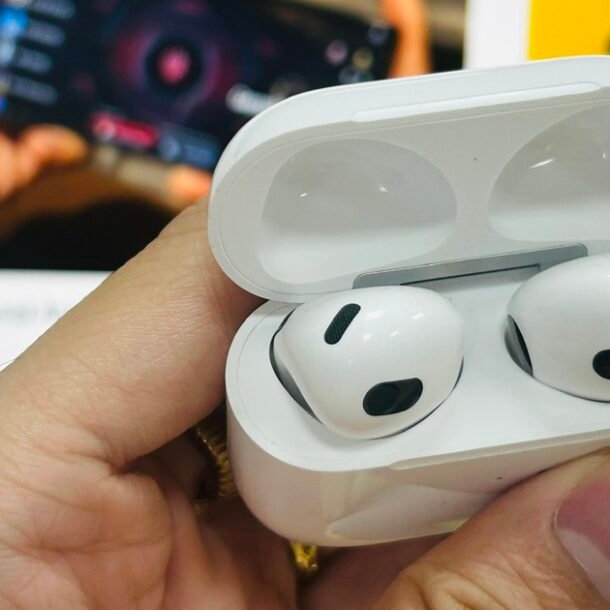 cong-dung-it-nguoi-biet-cua-o-luoi-den-tren-tai-nghe-airpods