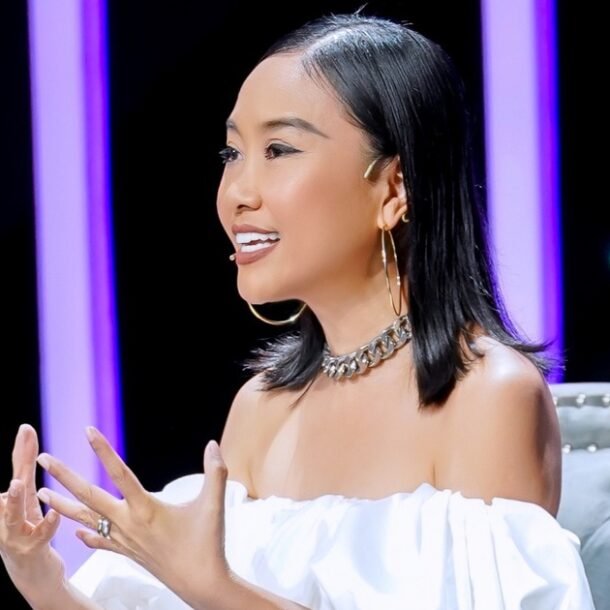 nu-ca-si-noi-ve-moi-tinh-dang-do,-hien-tai-song-vien-man-ben-chong-tay