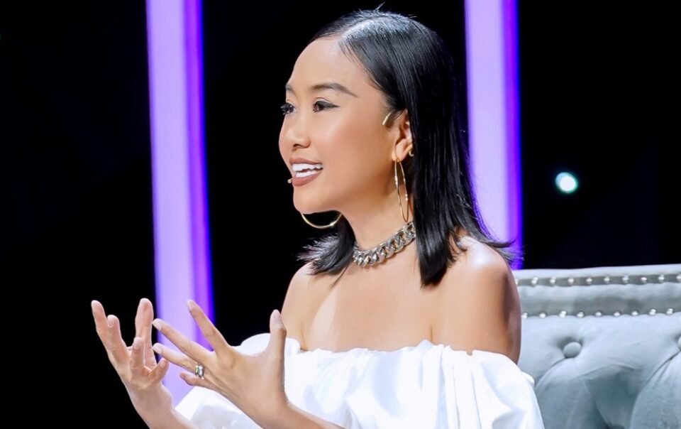 nu-ca-si-noi-ve-moi-tinh-dang-do,-hien-tai-song-vien-man-ben-chong-tay