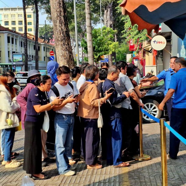 gia-vang-bat-tang-soc,-nguoi-dan-tphcm-xep-ghe-cho-mua