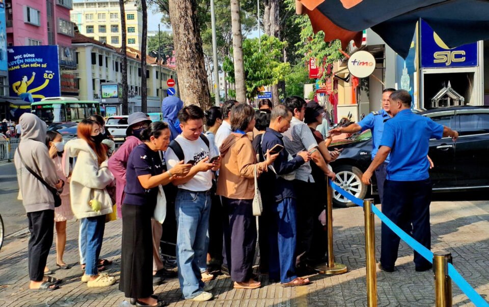 gia-vang-bat-tang-soc,-nguoi-dan-tphcm-xep-ghe-cho-mua