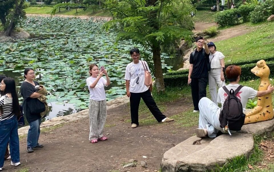 ‘ech-ngoi-thien’-thao-cam-vien-bong-dung-‘hot-ran-ran’,-nhieu-nguoi-xep-hang-de-check-in