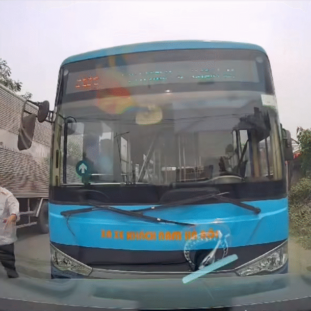 vuot-au-bat-chap,-tai-xe-xe-buyt-con-ep-xe-di-dung