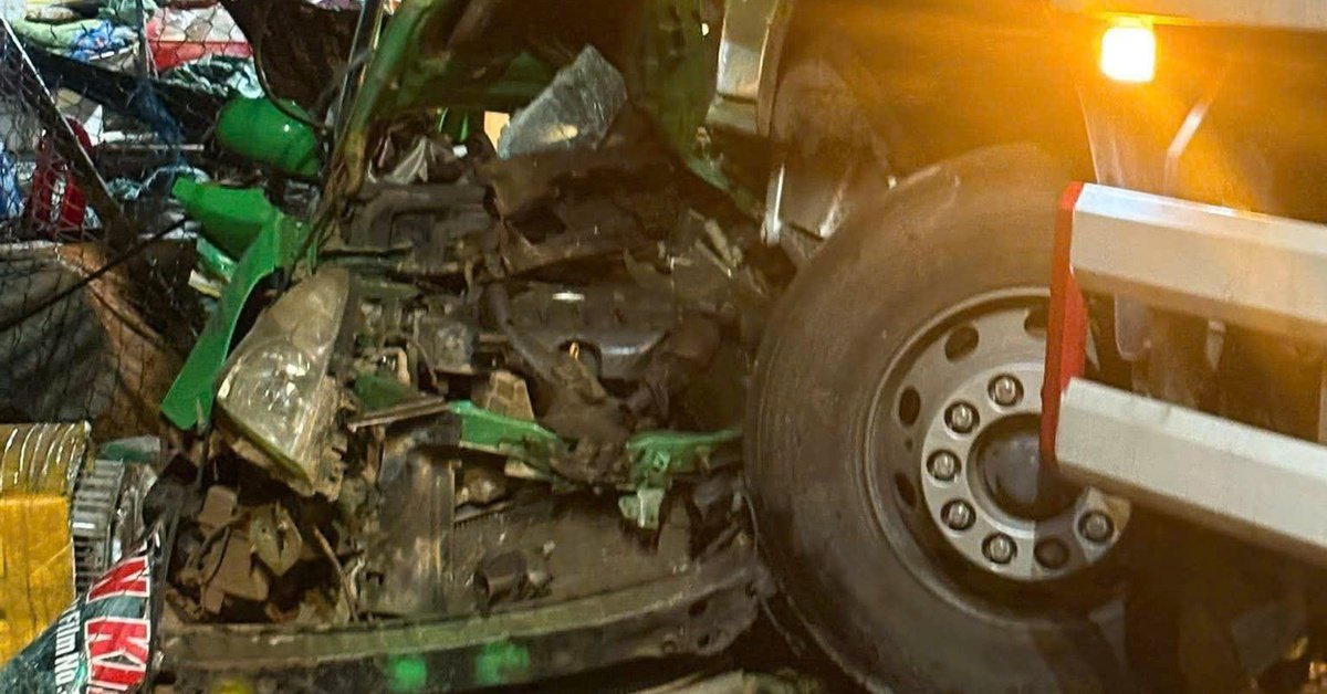 taxi-tong-xe-tai-truoc-cho,-tai-xe-thiet-mang,-2-hanh-khach-bi-thuong