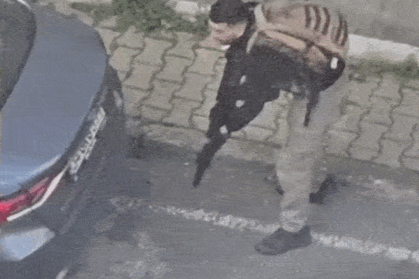 khoanh-khac-canh-sat-tho-nhi-ky-doi-dau-voi-3-tay-sung-gan-lanh-su-quan-israel