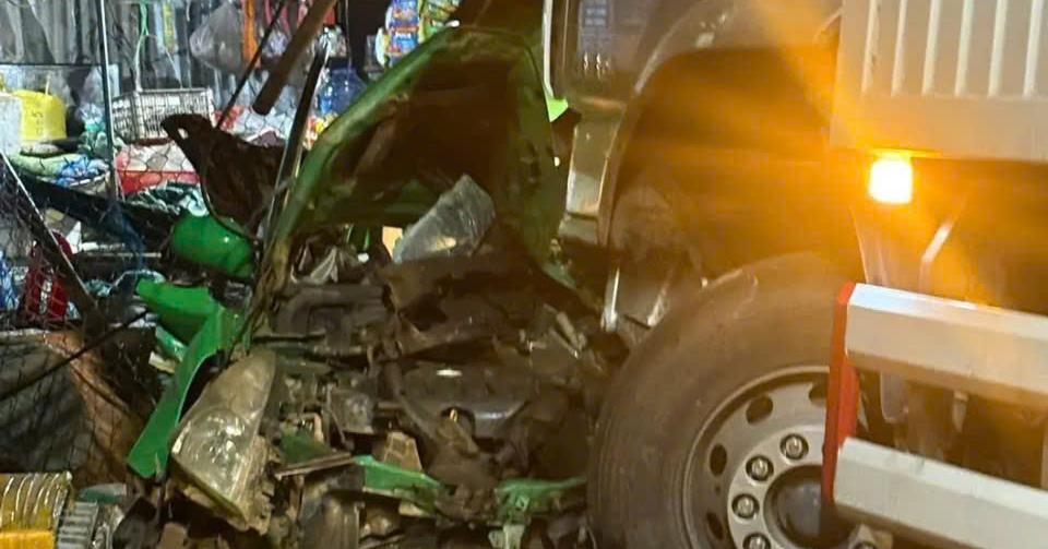 xe-taxi-va-cham-o-to-tai-roi-ca-hai-lao-vao-cho,-tai-xe-tu-vong